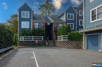 372 Cambridge Dr in Ramsey, NJ - Building Photo - Building Photo