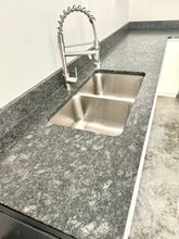 2437 Jaguar Rd, Unit #1 in Joplin, MO - Foto de edificio - Building Photo