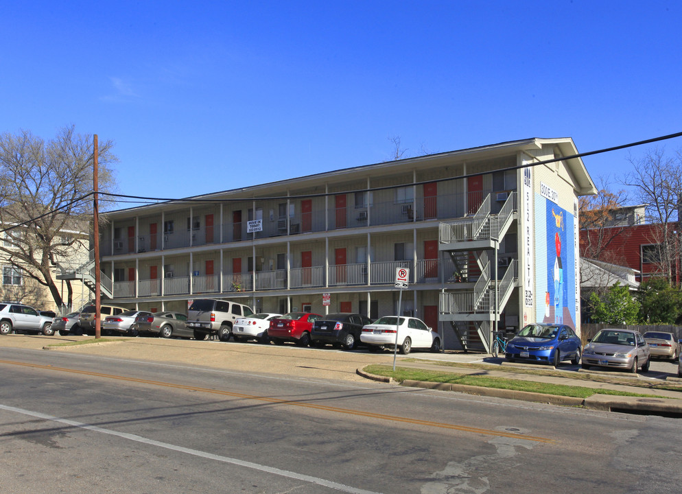 Campus Crossing Apartments in Austin, TX - Building Photo