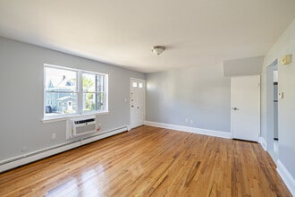 Station Square Apartments in East Rutherford, NJ - Building Photo - Interior Photo