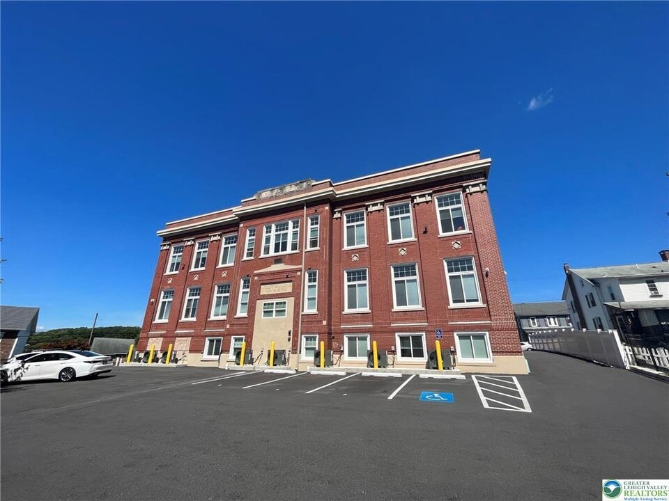 216 Penn St in Bath, PA - Building Photo