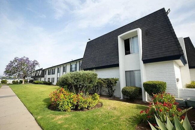 Terre at Sandalwood in El Cajon, CA - Foto de edificio - Building Photo