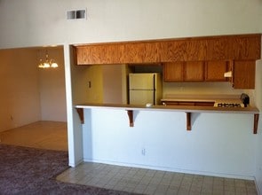 Washington Apartments in Coalinga, CA - Foto de edificio - Interior Photo