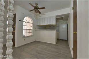 6201 ESCONDIDO Dr, Unit 19H in El Paso, TX - Building Photo