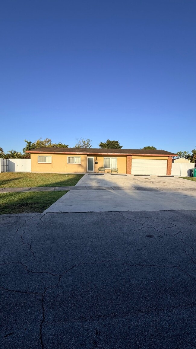 2712 SW 118th Ct, Unit 1 Bedroom