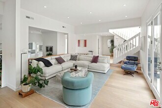 2418 Canyon Oak Dr in Los Angeles, CA - Building Photo - Building Photo