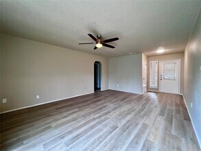 6101 Woodhue Dr in Austin, TX - Building Photo - Building Photo