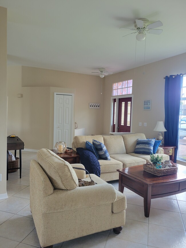 1305 SW 11th Plz in Cape Coral, FL - Foto de edificio - Building Photo
