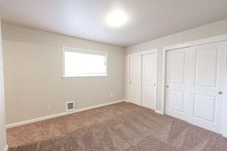 Cavalier Park Apartments in Puyallup, WA - Building Photo - Building Photo