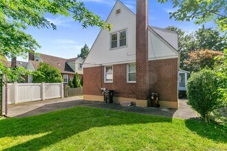 82-51 257th St in Queens, NY - Foto de edificio - Building Photo