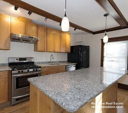 34 Bentley St, Unit 2 in Boston, MA - Building Photo - Building Photo