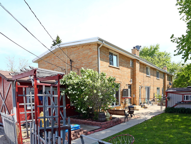 660-670 S Iowa Ave in Addison, IL - Foto de edificio - Building Photo