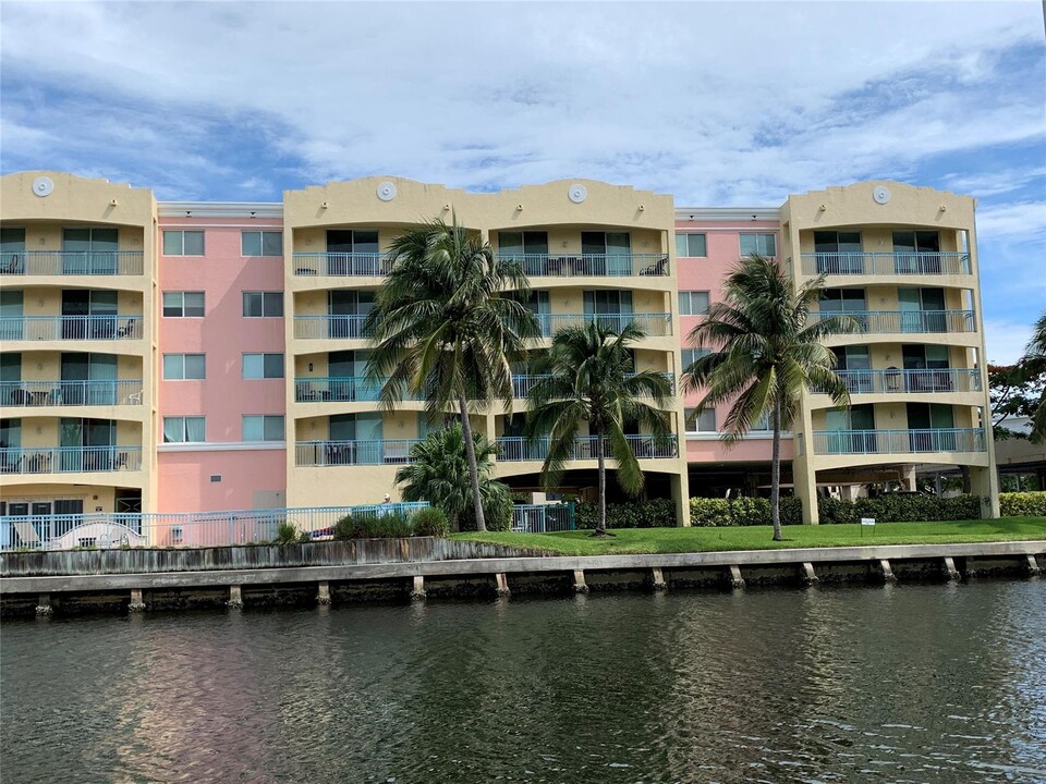 201 Golden Isles Dr, Unit Smile in Hallandale Beach, FL - Foto de edificio