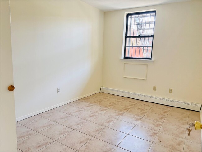 3116 E Tremont Ave in Bronx, NY - Building Photo - Building Photo