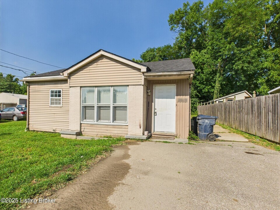 2019 Hamburg Pike in Jeffersonville, IN - Building Photo