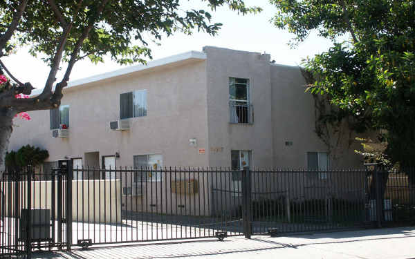 11808-11812 Hart St in North Hollywood, CA - Foto de edificio - Building Photo