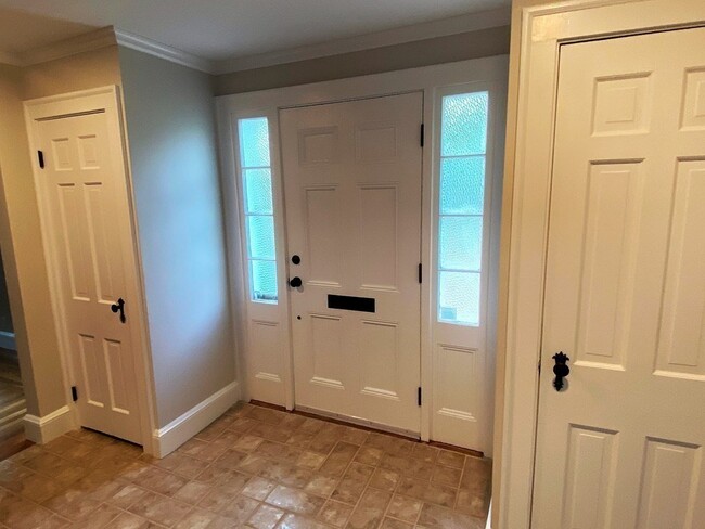 6 Surrey Rd in Newton, MA - Building Photo - Building Photo