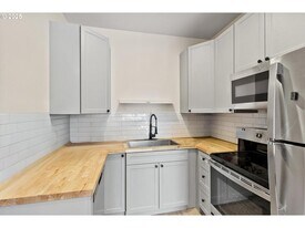 1209 Carlyle St in Klamath Falls, OR - Building Photo