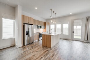 4402 Santorini Ln in Houston, TX - Building Photo