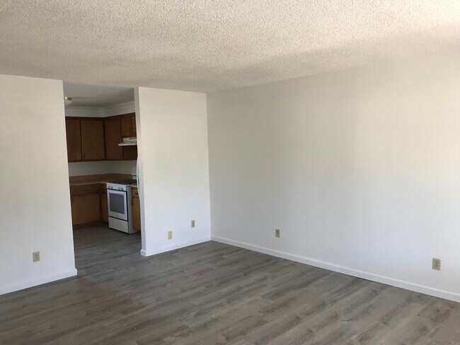 21036 Santa Barbara Dr, Unit Apt B1 in Tehachapi, CA - Building Photo - Building Photo