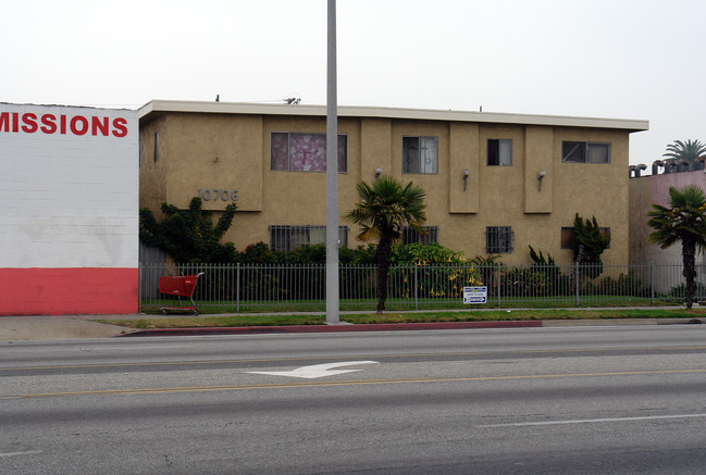 10706 S Prairie Ave in Inglewood, CA - Building Photo - Building Photo