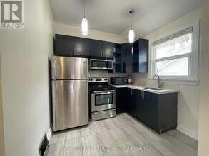 1561 Hurontario St in Mississauga, ON - Building Photo - Building Photo