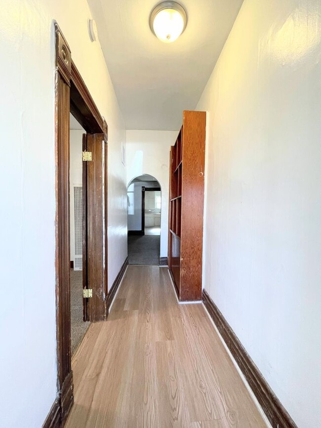 121 W 7th Ave in Hutchinson, KS - Building Photo - Building Photo