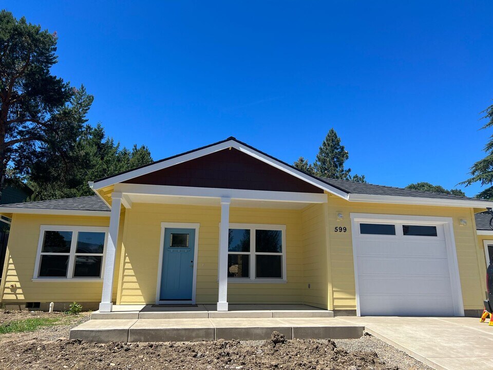 593-599 Oak Knoll Dr in Ashland, OR - Building Photo