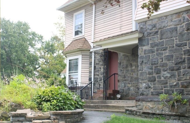254 Center St-Unit -2nd Floor in Bristol, CT - Building Photo - Building Photo