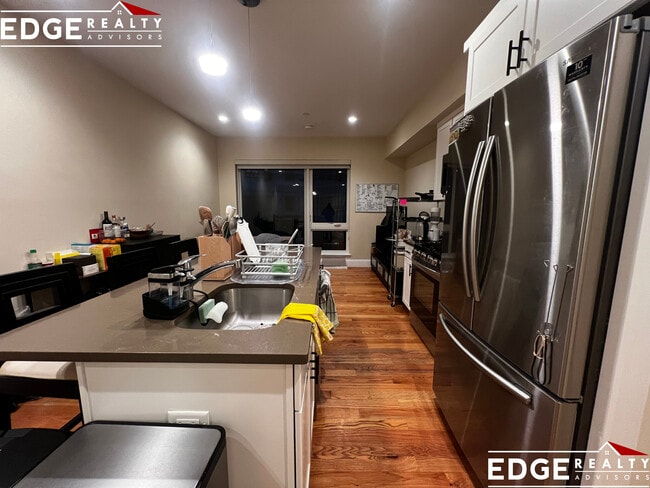 9 Glencoe St, Unit 202 in Boston, MA - Foto de edificio - Building Photo