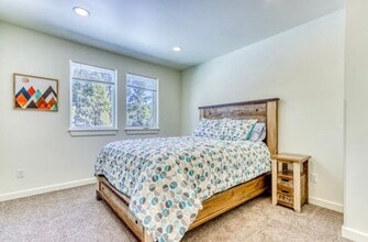 54691 Silver Fox Dr in Bend, OR - Foto de edificio - Building Photo