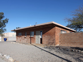 313-329 E Roger Rd in Tucson, AZ - Building Photo - Building Photo