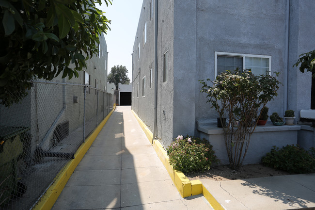 1129 S Mariposa Ave in Los Angeles, CA - Building Photo - Building Photo