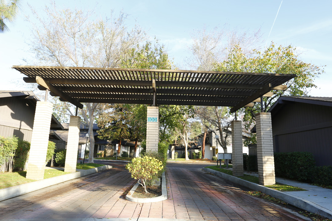 El Rio Gardens in Bakersfield, CA - Foto de edificio