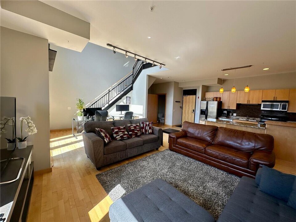 9 W Franklin Ave in Minneapolis, MN - Building Photo