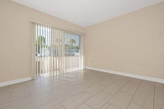 7765 SW 86th St in Miami, FL - Building Photo - Building Photo