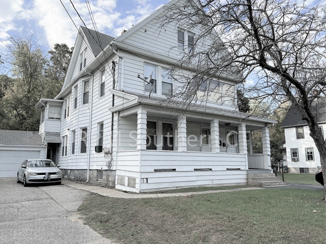 122 Derby Ave in Seymour, CT - Building Photo - Building Photo