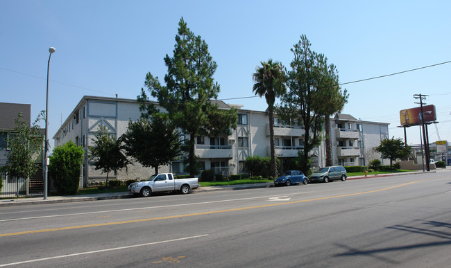 Warner Manor Apartments in Canoga Park, CA - Building Photo - Building Photo