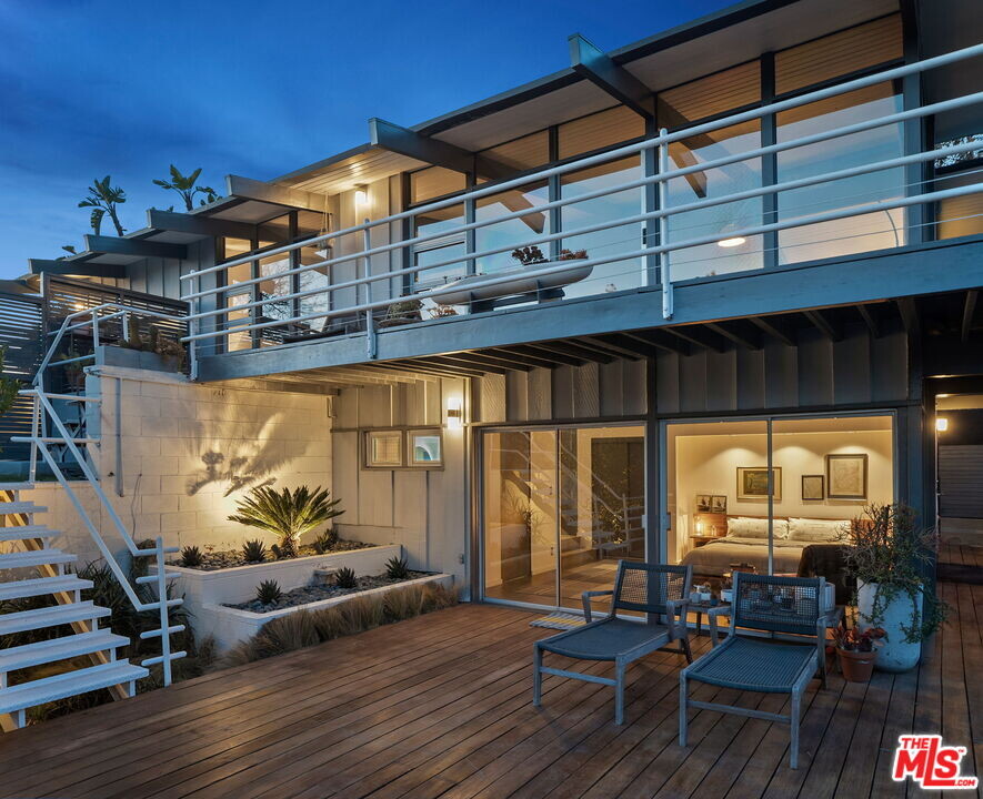 2690 Hollyridge Dr in Los Angeles, CA - Building Photo