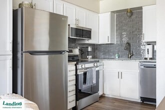 5704 W Thomas Rd in Phoenix, AZ - Foto de edificio - Building Photo