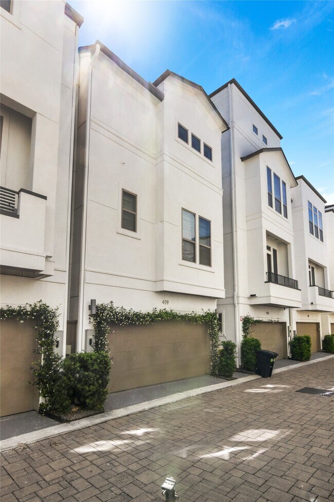 419 T C Jester Blvd in Houston, TX - Building Photo - Building Photo