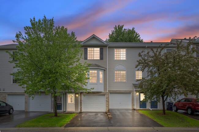 2965 Village Ct in Chanhassen, MN - Foto de edificio - Building Photo