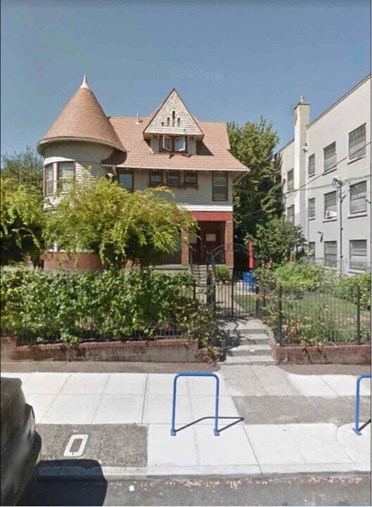 2233 NW Flanders St in Portland, OR - Building Photo