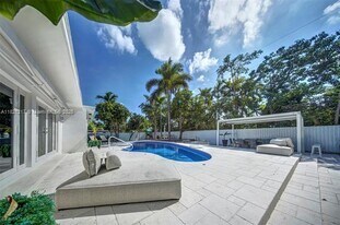 2020 Alamanda Dr in North Miami, FL - Building Photo
