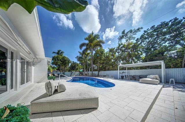property at 2020 Alamanda Dr