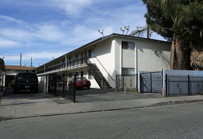 Maywood Apartment in Maywood, CA - Foto de edificio - Building Photo