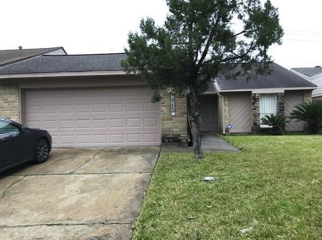 10202 Pebble Park Ln in Houston, TX - Building Photo