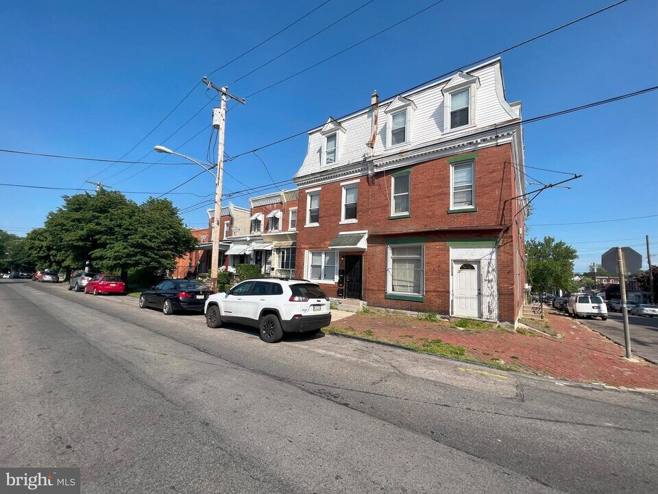 402 E Walnut Ln Photo