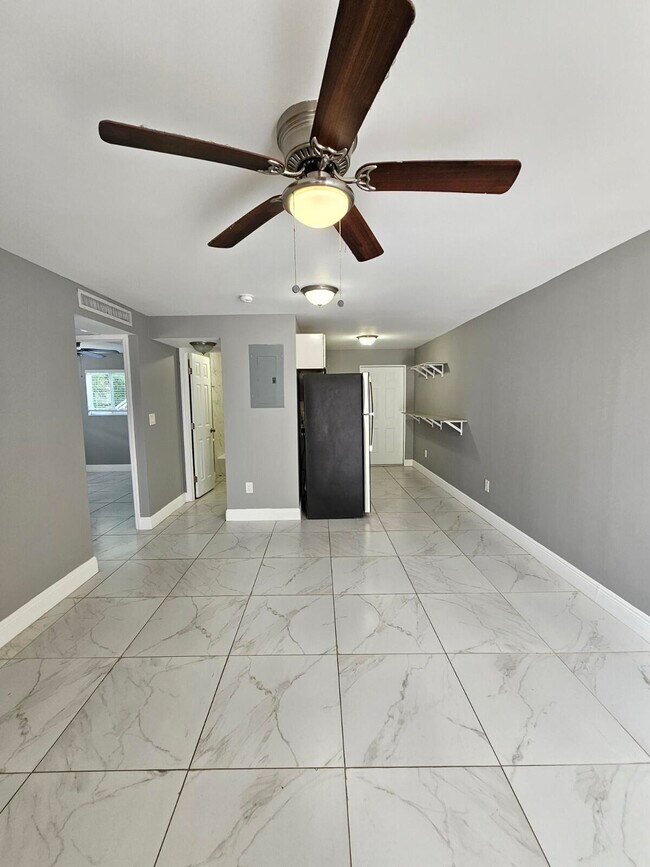 property at 933 W 7th St