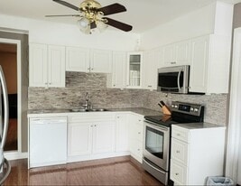 894 Glenayre Dr in Coquitlam, BC - Building Photo